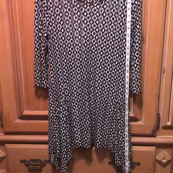 Black and White Geometric Patterned Top - Picture 4 of 4